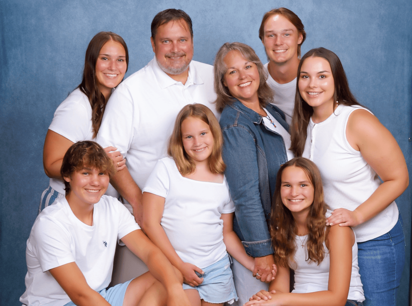 Family of 8 taking professional family portraits.